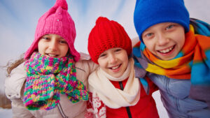 Vacances au ski avec de jeunes enfants : conseils et solutions pour un séjour serein en famille