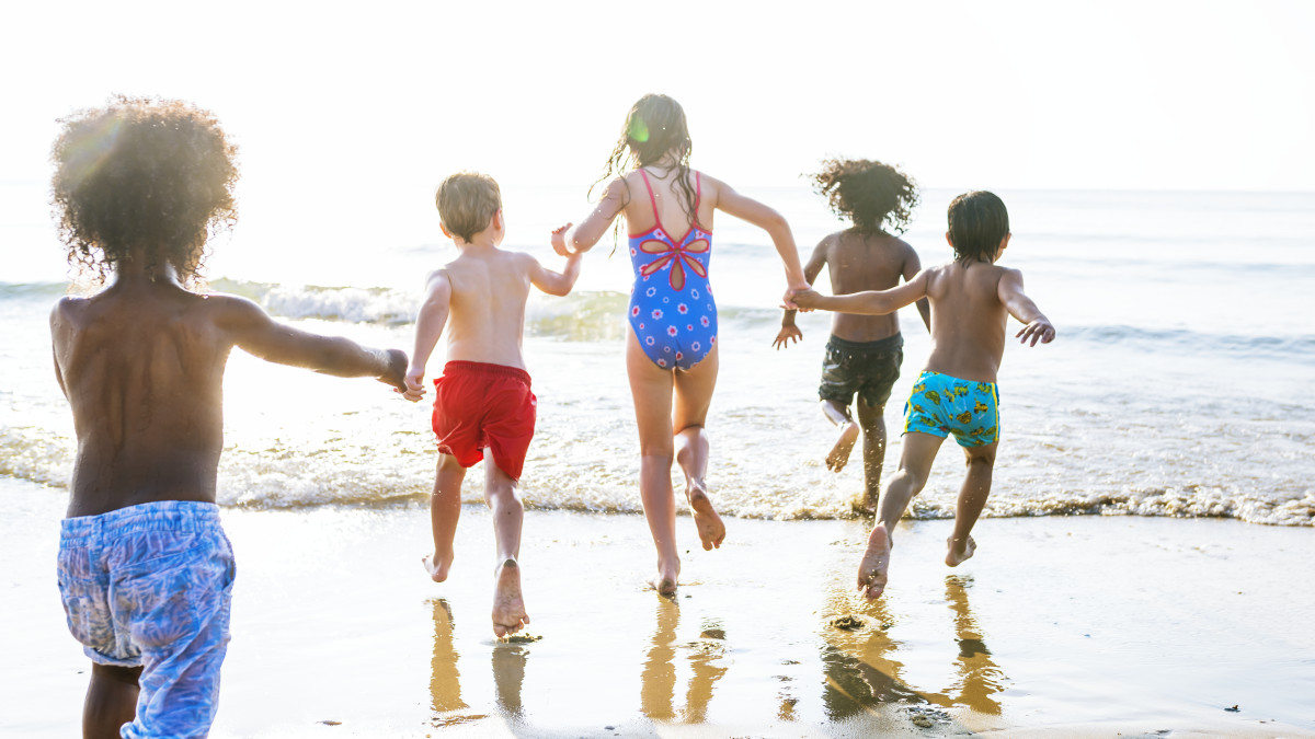 baignade d'enfants heureux
